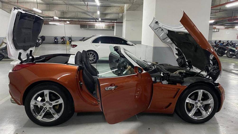 Xe còn có cánh lưới gió nhỏ, đèn lùi dạng tròn cổ điển và sau cùng là ống xả đơn, phần nắp capô mở ngược ra đằng trước