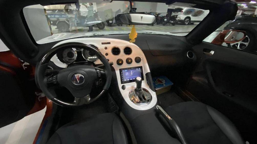 Nội thất xe đơn giản với 2 ghế ngồi, ngăn cách là phanh tay cơ. Ngoài ra còn có bảng đồng hồ và màn hình đủ dùng cho các giải trí cơ bản