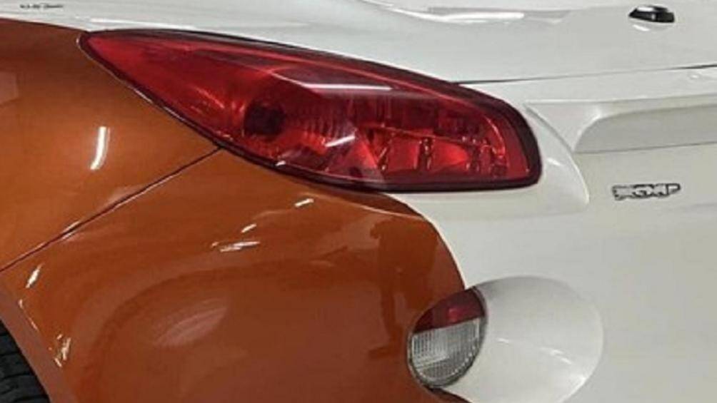 Chiếc xe thể thao Pontiac Solstice đời 2006 này có những đường cong tạo nên sự bo tròn đáng yêu cho đầu xe, bên sườn và đuôi xe...