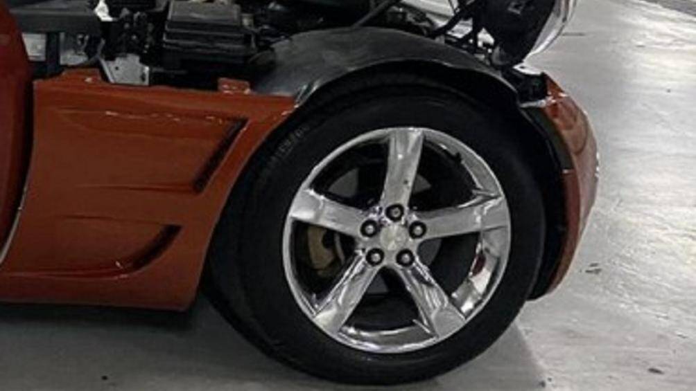 Pontiac Solstice được trang bị động cơ 4 xi-lanh, dung tích 2.4 lít, sản sinh công suất tối đa 177 mã lực và mô-men xoắn cực đại 225Nm