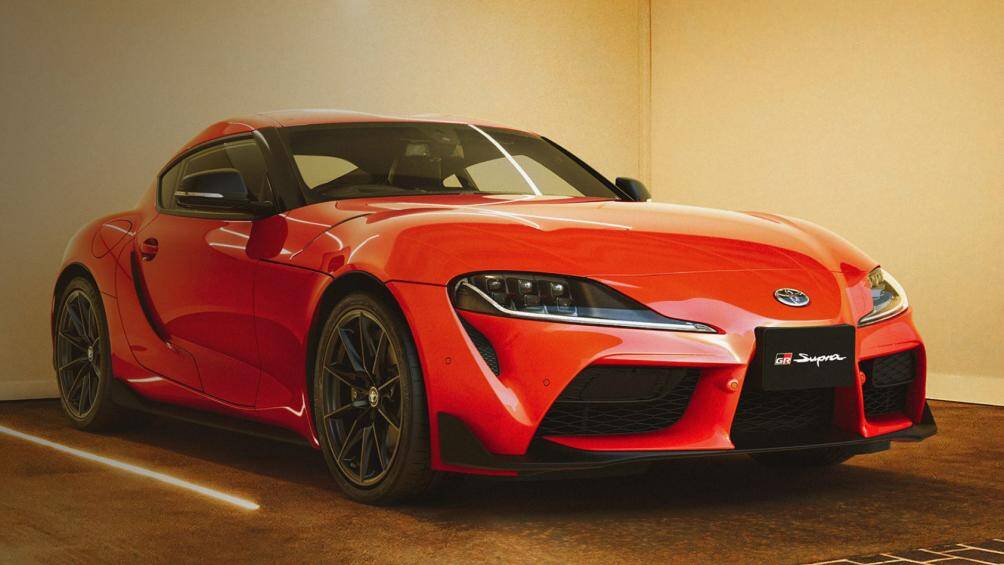 Ngoại thất nổi bật với màu sơn cam Plasma Orange kết hợp bộ mâm đúc hợp kim nhôm 10 chấu kích thước 19 inch