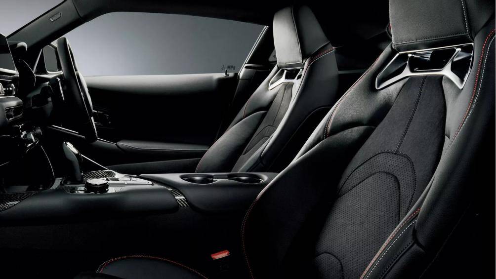 Trong khi đó ở cabin, GR Supra “Plasma Orange 100 Editions” trang bị ghế thể thao bọc da cao cấp