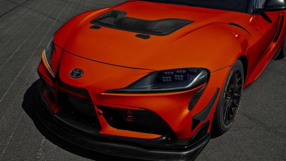 Phía sau hốc bánh xe trước có huy hiệu đặc biệt cùng số thứ tự sản xuất của xe