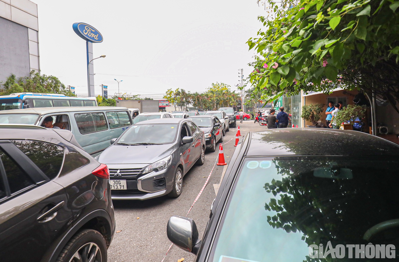 Tra cứu 1 vòng các trung tâm đăng kiểm ở Hà Nội, hầu hết đều đã kín lịch đến giữa hoặc cuối tháng 5, riêng chỉ còn Trung tâm đăng kiểm 2908D do mới hoạt động trở lại nên lịch hẹn đăng kiểm còn trống nhiều. “Chọn ngày gần nhất còn lịch trống là ngày hôm nay (10/5), chỉ ít phút sau tôi nhận được thông báo xác nhận lịch hẹn. May mắn, xe chỉ quá hạn kiểm định chưa đến 1 ngày, sáng nay đếp xếp hàng chờ cũng rất nhanh chóng, không phải chờ quá lâu”, anh Hân nói và hi vọng với sự hỗ trợ của các kiểm định viên quân sự, trung tâm đăng kiểm sẽ hoạt động năng suất hơn, nhanh hơn để phục vụ nhiều người dân có nhu cầu hơn