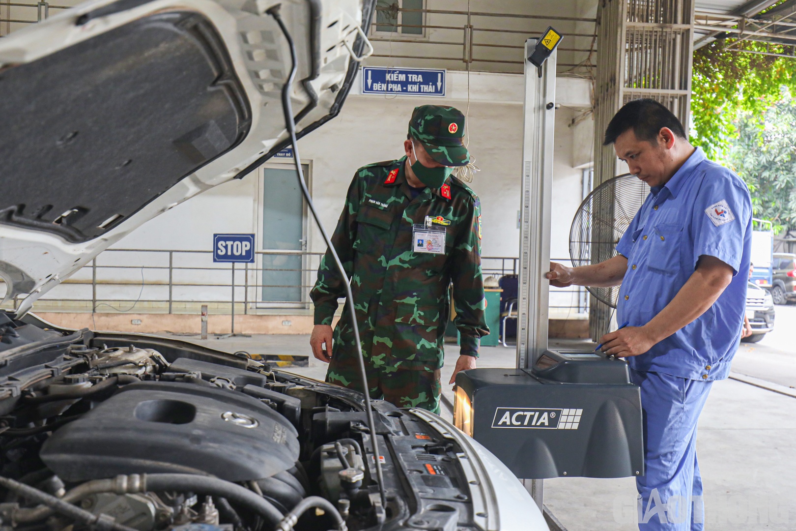 Sáng 10/5, tại Trung tâm đăng kiểm 2908D (Cụm CN Lai Xá, Hoài Đức, Hà Nội) chính thức tiếp nhận 4 kiểm định viên quân đội tham gia hỗ trợ kiểm định xe cho người dân
