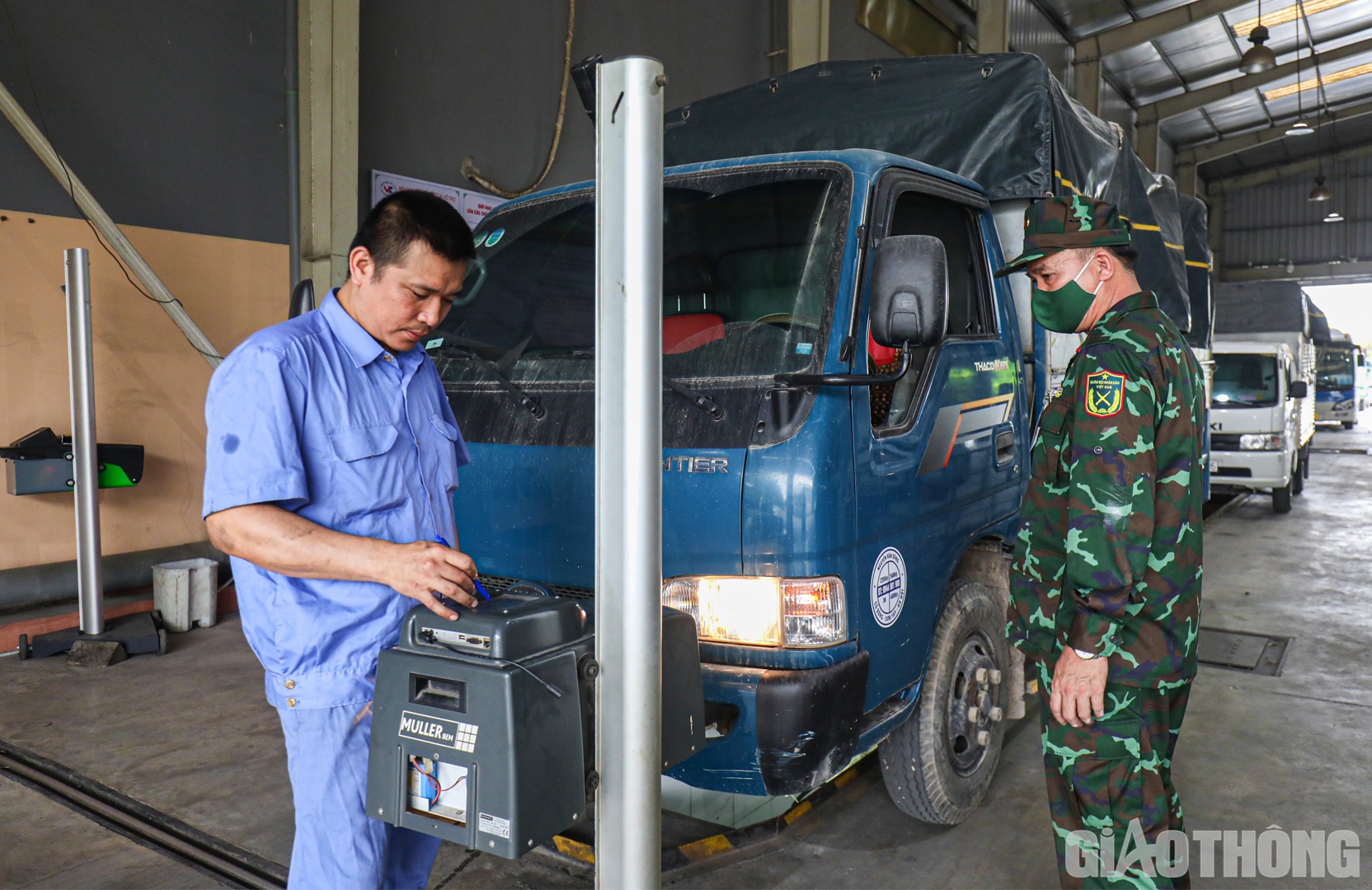 “Sáng nay, mang giấy tờ đến bổ sung để đăng kiểm lại, tôi chỉ phải xếp hàng chờ 40 phút là tới lượt, nhanh hơn lần kiểm định cách đây vài ngày khi phải chờ đến 2 tiếng đồng hồ”, anh Cảnh hào hứng nói và cho rằng, nhờ sự hỗ trợ của kiểm định viên quân sự nên dòng xe kiểm định được lưu thông nhanh hơn