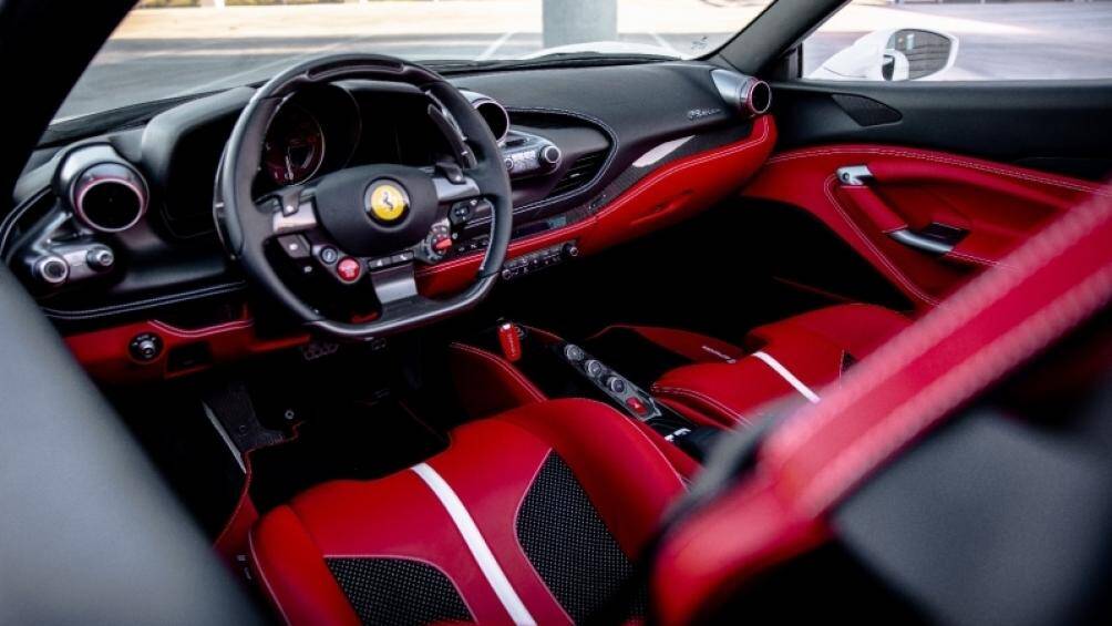 Nội thất không có nhiều sự thay đổi, bảng taplo vẫn quen thuộc với các chất liệu cao cấp chế tác từ Alcantara, da Nappa, sợi carbon...