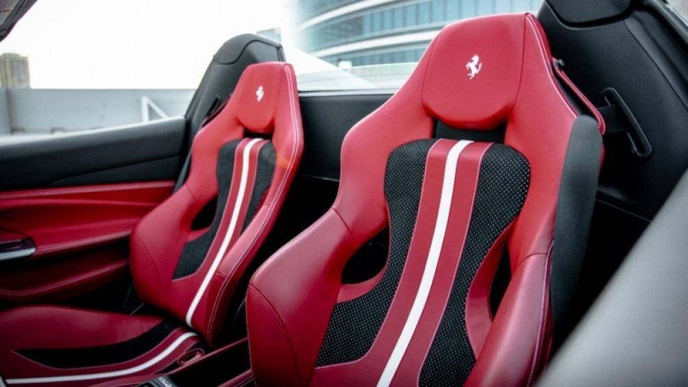 Ghế ngồi được làm theo phong cách xe đua được bọc da cao cấp