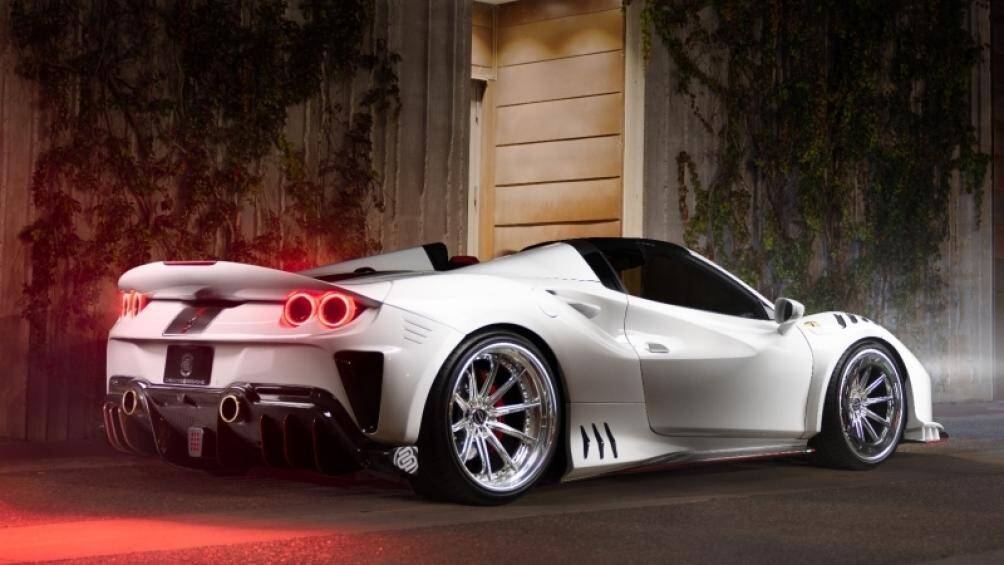 Hãng độ Creative Bespoke bổ sung các họa tiết hai bên hông xe. Hệ thống treo mới giúp hạ khoảng sáng gầm