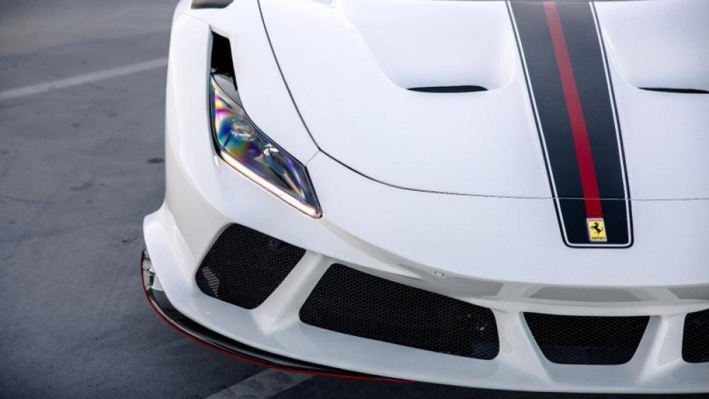 Điểm nhấn của mẫu xe này là các hốc gió và nắp ca-pô được hoàn thiện mới