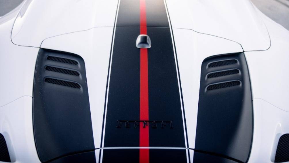 Phần ốp cản trước, viền bánh xe và các chi tiết ốp hai bên hông xe được làm từ sợi carbon