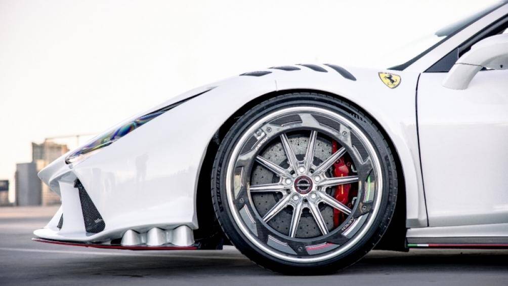Ferrari F8 Spider Bespoke Carbon Widebody trang bị bộ mâm đúc khí động học MV-Forged Aero+ thiết kế 10 chấu, kích thước 21 inch