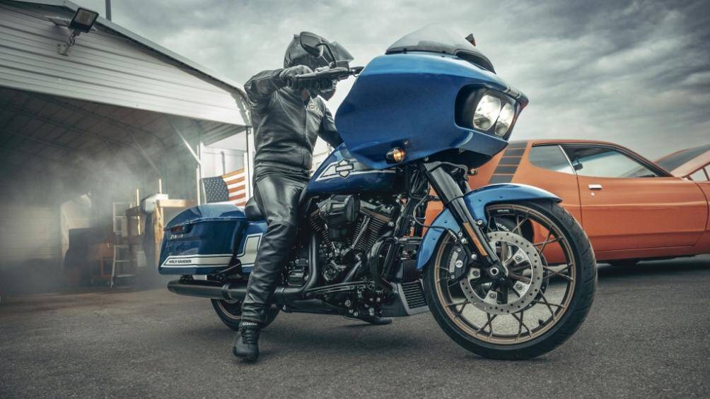 Trên bình xăng của những chiếc xe trong bộ sưu tập Enthusiast mới đều có logo Harley-Davidson nằm bên phải và hình ảnh linh vật Fast Johnnie bên trái