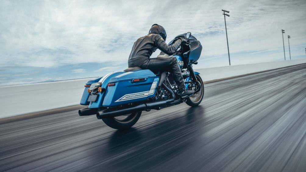Low Rider ST có mức giá bán 24.099 USD (565 triệu đồng) và 32.899 USD (771 triệu đồng) cho Road Glide ST cũng như Street Glide ST