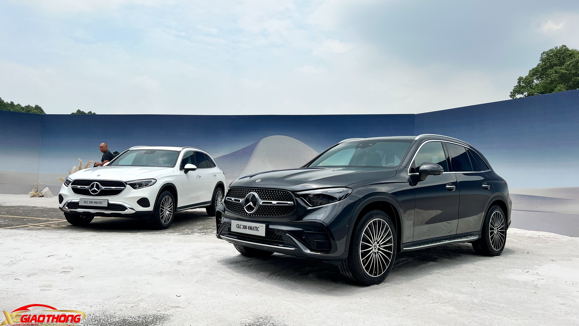 Thế hệ GLC mới có thêm chế độ lái Off-road với công nghệ nắp ca-pô trong suốt, giúp người lái quan sát địa hình phía dưới đầu xe khi đi đường xấu. Các hệ thống an toàn tiêu biểu gồm hỗ trợ phanh phòng ngừa va chạm, đèn trước tự động chuyển pha/cốt, hỗ trợ giữ làn chủ động, cảnh báo điểm mù, hỗ trợ giữ khoảng cách chủ động, bảo vệ chủ động Pre-Safe và bảo vệ va chạm bên hông