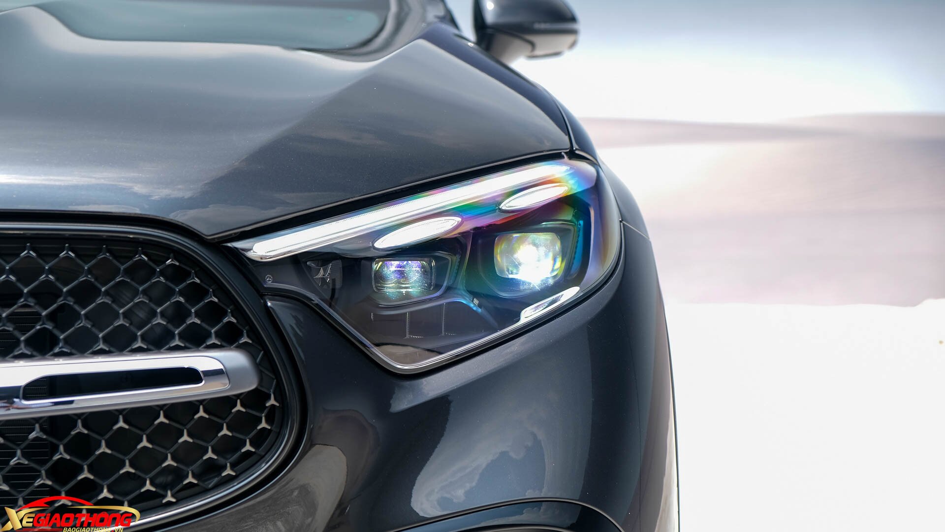 GLC 300 4Matic 2023 được trang bị đèn pha kỹ thuật số Digital Light thay cho đèn LED hiệu năng cao (High Performance) tiêu chuẩn, với 2,6 triệu tia sáng điều khiển độc lập