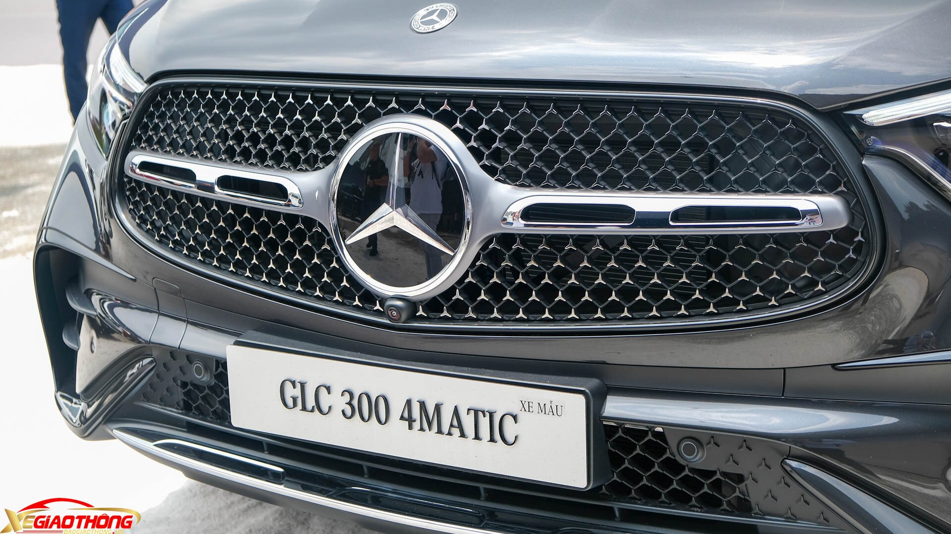 So với phiên bản cơ sở GLC 200 4Matic, mẫu GLC 300 4Matic 2023 có lưới tản nhiệt và cản trước mở rộng và tạo hình hầm hố hơn