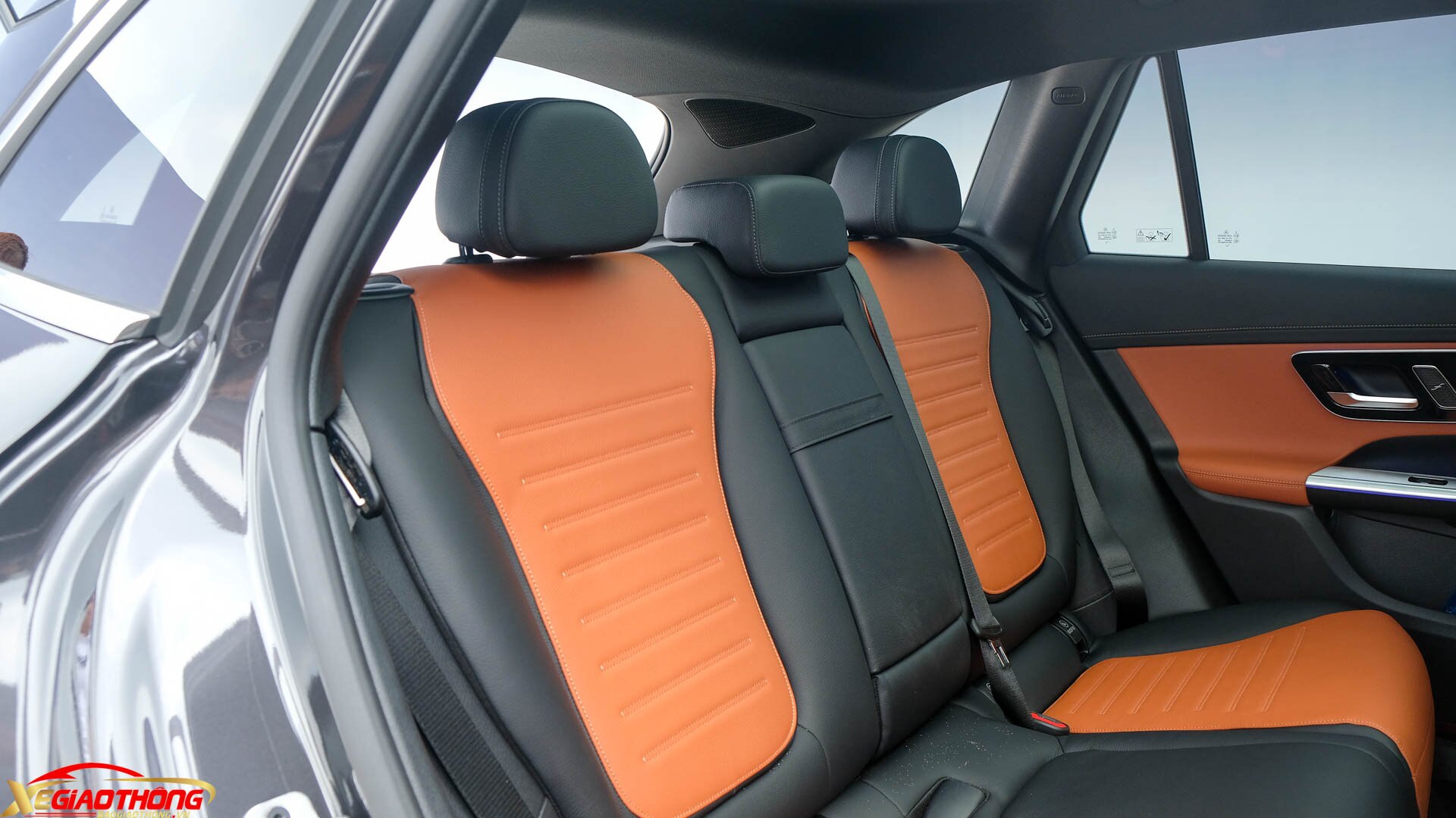 Một số tiện nghi khác trên GLC 300 4Matic 2023 gồm kính tối màu cách nhiệt ở cửa sau, đèn chào mừng, đèn viền nội thất 64 màu, điều hoà tự động 2 vùng, cửa sổ trời toàn cảnh, 15 loa Burmester 3D, cốp sau đóng/mở điện...
