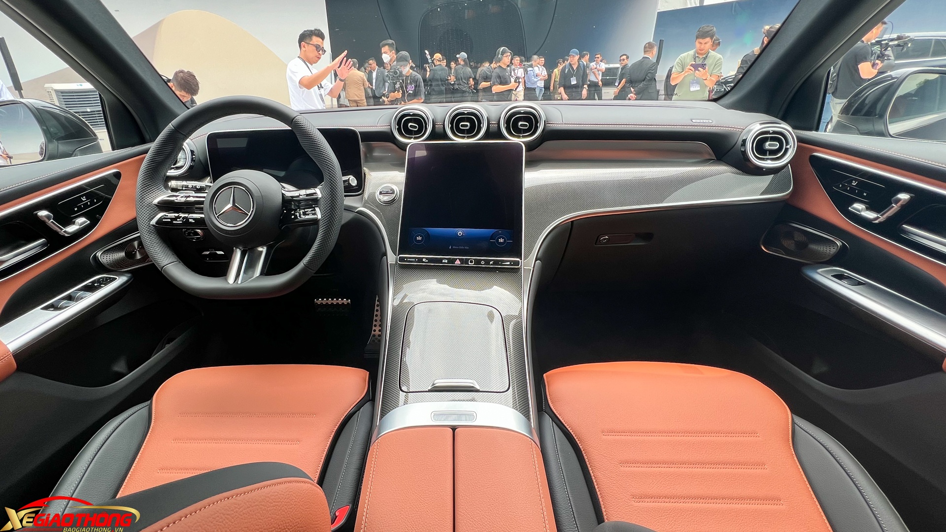 Nội thất của Mercedes-Benz GLC 2023 mang nhiều điểm tương đồng với thế hệ S-Class mới. Táp-lô mở rộng theo phương ngang, chứa màn hình trung tâm 11,9 inch đặt dọc và bảng đồng hồ kỹ thuật số 12,3 inch