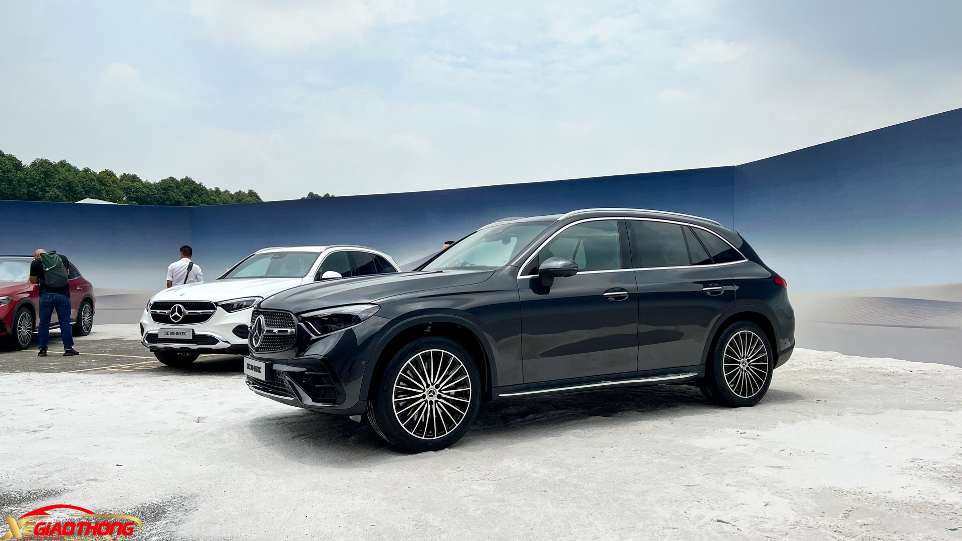 Tất cả phiên bản Mercedes GLC 2023 đều dùng động cơ tăng áp 2.0L với hệ thống hybrid nhẹ 48 V, hộp số tự động 9 cấp và hệ dẫn động 4 bánh 4Matic. Mẫu GLC 300 có hiệu năng cao hơn với công suất 258 mã lực, mô-men xoắn 400 Nm