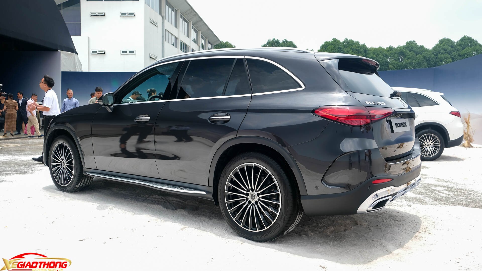 Mercedes-Benz GLC 2023 thuộc thế hệ GLC thứ hai (X254) với sự thay đổi toàn diện về cả thiết kế, trang bị và tính năng vận hành