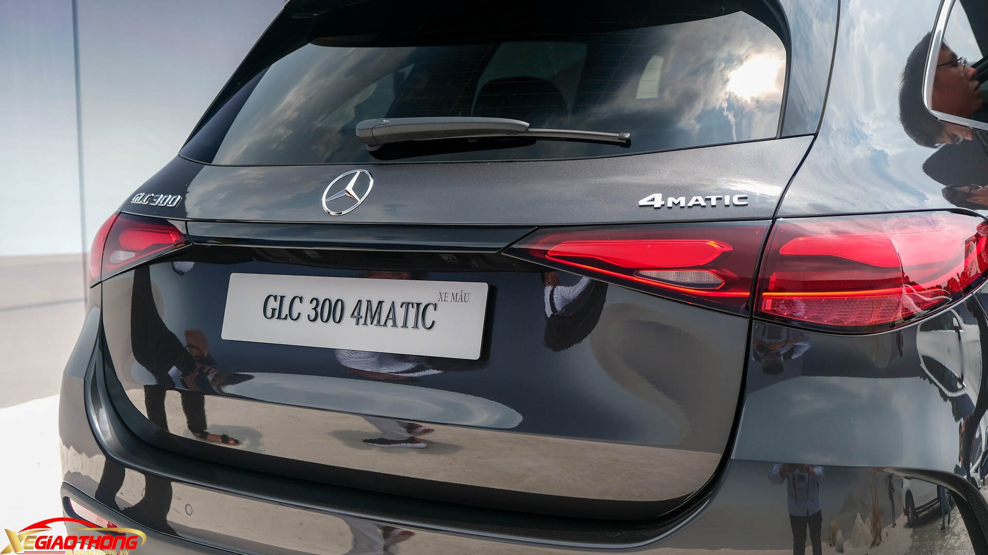 Cụm đèn hậu được làm mảnh hơn, phần đồ hoạ bên trong chứa nhiều logo Mercedes nhỏ