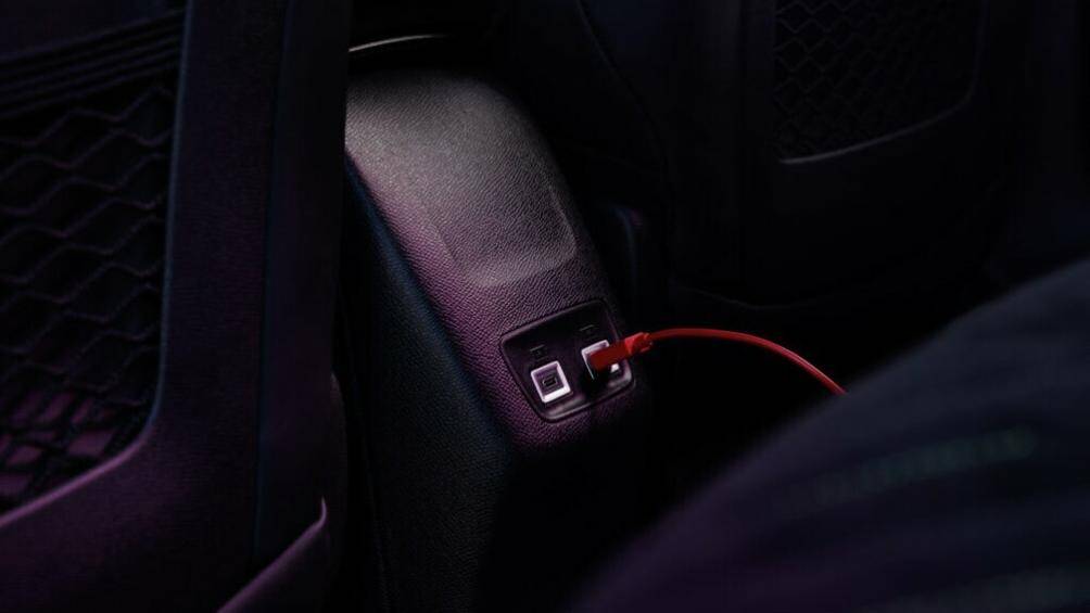 Động cơ xăng thông thường vẫn giữ nguyên, cho sức mạnh 99 mã lực hoặc 128 mã lực