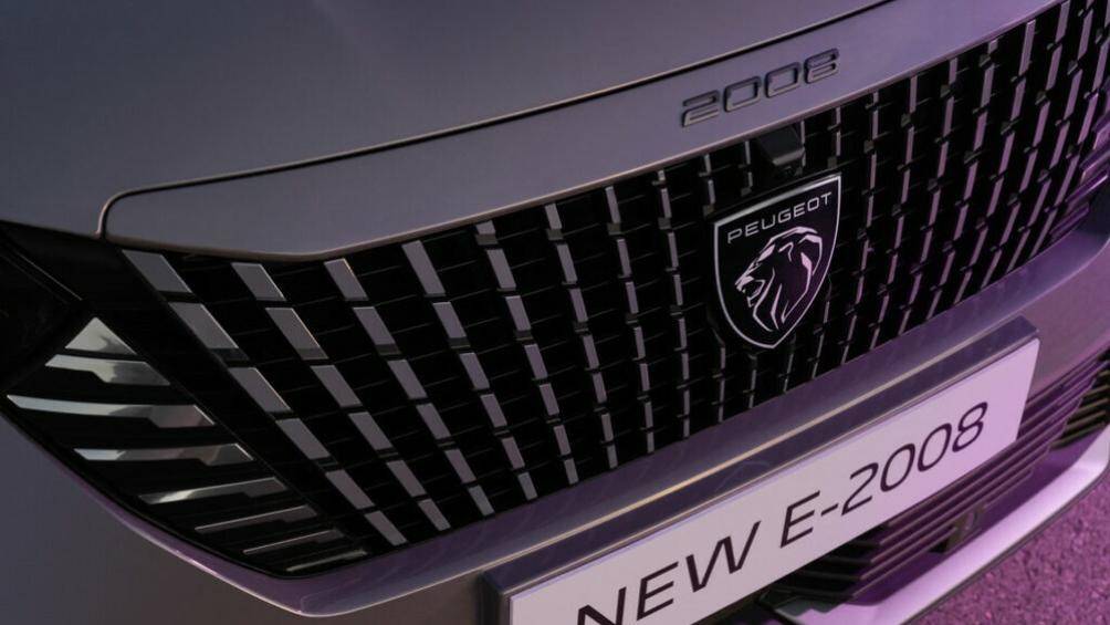 Phần đầu xe rộng hơn hiện có logo mới của Peugeot 2008 mới đã sử dụng đèn chạy ban ngày LED ba thanh đặc trưng mới nhất của Peugeot