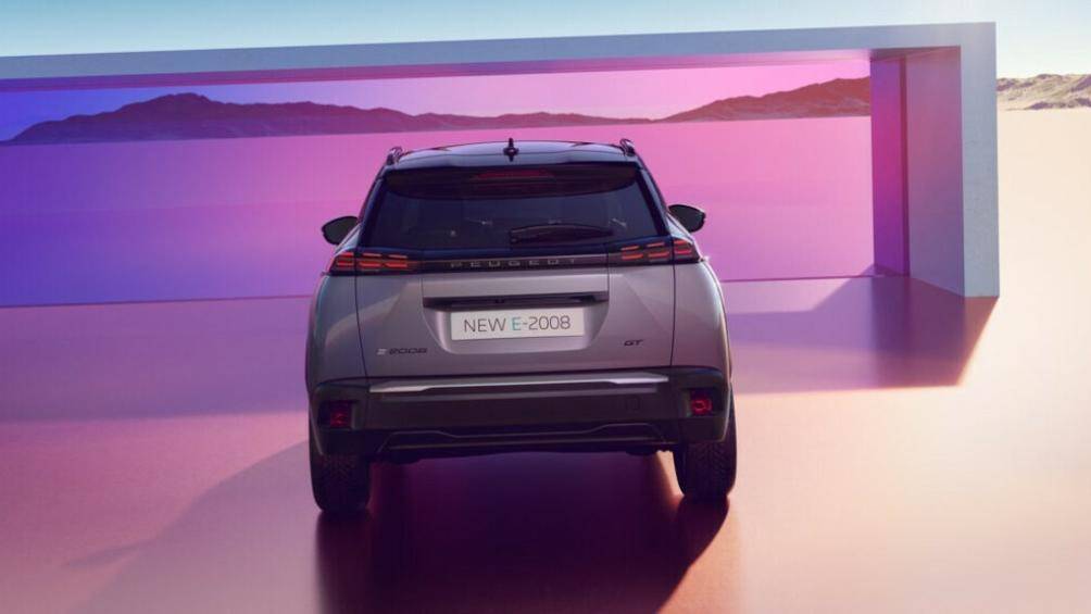 Ở phía sau, đèn hậu LED ba móng vuốt sư tử của xe cũng được tinh chỉnh lại cùng huy hiệu trang trí mới rải rác xung quanh thân xe