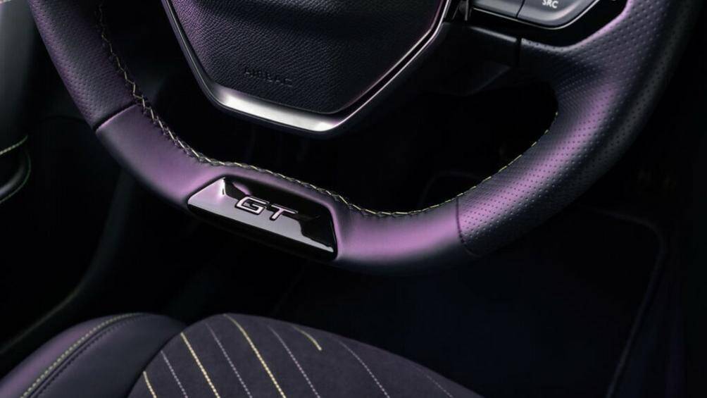 Những nâng cấp khác bên trong xe bao gồm huy hiệu mới của Peugeot ở trung tâm vô lăng nhỏ của xe. Các mẫu GT cũng có tùy chọn bọc Alcantara mới