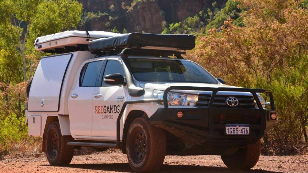 Trong đó, bản dành cho 2 người có cabin đơn với một lều bạt phía trên thùng xe