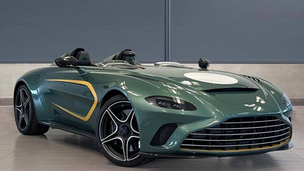 V12 Speedster là siêu xe độc đáo của nhà Aston Martin với số lượng sản xuất 88 chiếc trên toàn thế giới. Xe hiện có giá bán gần 1,2 triệu USD (28 tỷ đồng)