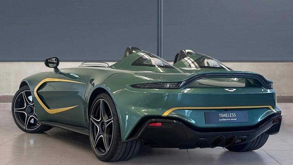 Mẫu xe không kính này sở hữu màu sơn hàng thửa Q Special xanh 1959 Racing Green, lấy cảm hứng từ chính chiếc DBR1