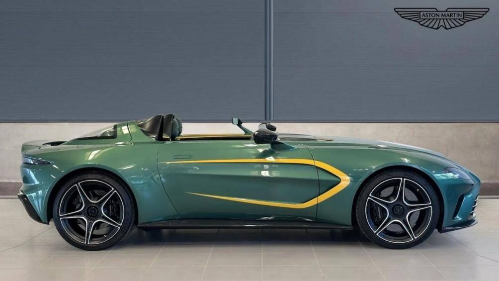 Thân xe phía trên nhô lên ở giữa tạo thành một đuôi gió tích hợp đèn LED trải dài, cùng với đó là bánh xe 5 chấu thể thao và lưới tản nhiệt bạc