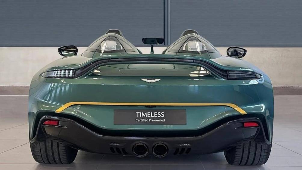 Như những chiếc V12 Speedster khác, bệ bước của chiếc xe mang hình ảnh cách điệu của chiếc DBR1 và V12 Speedster