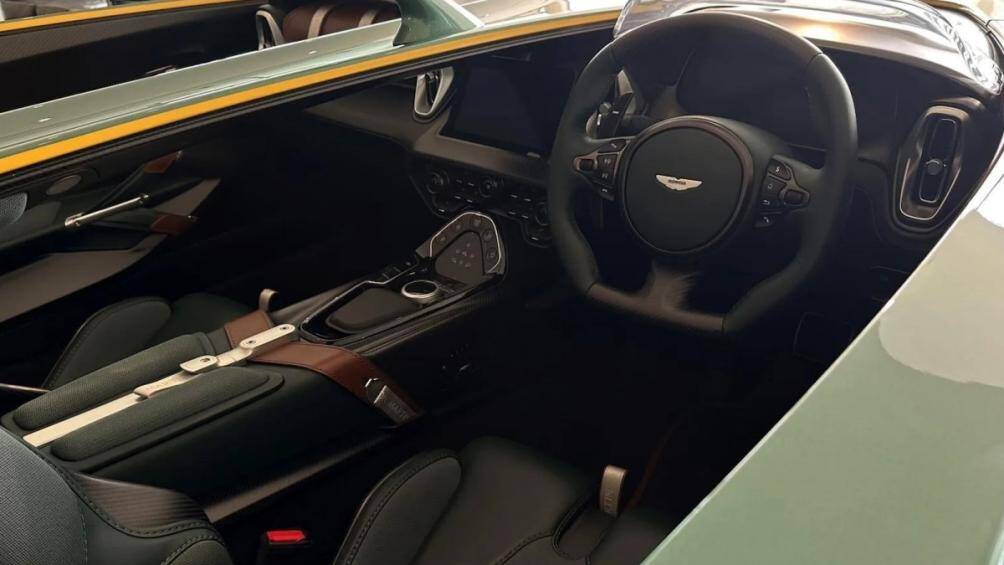 Buồng lái sử dụng da Forest Green và Cinnamon Brown với nhiều chi tiết trang trí bằng sợi carbon