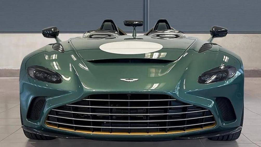 Gói Satin Silver giúp bổ sung một số điểm sáng cho nội thất, hệ thống camera giúp người lái điều khiển chiếc xe qua những nơi chật hẹp