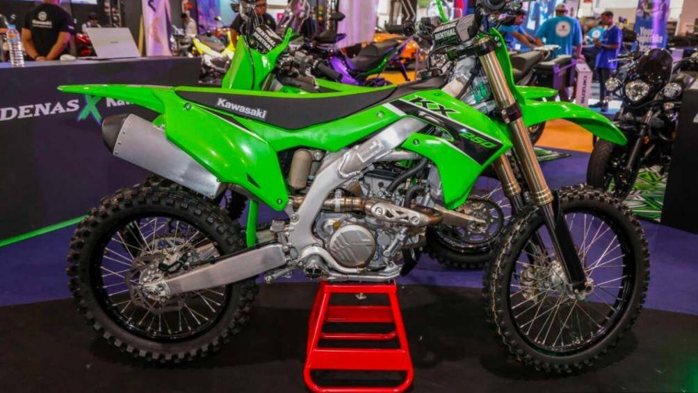 Kawasaki vừa trình làng bộ đôi mô tô KX250 và KX250X 2023 tại Malaysia với giá lần lượt là 35.000 RM và 35.500 RM (185 triệu đồng)