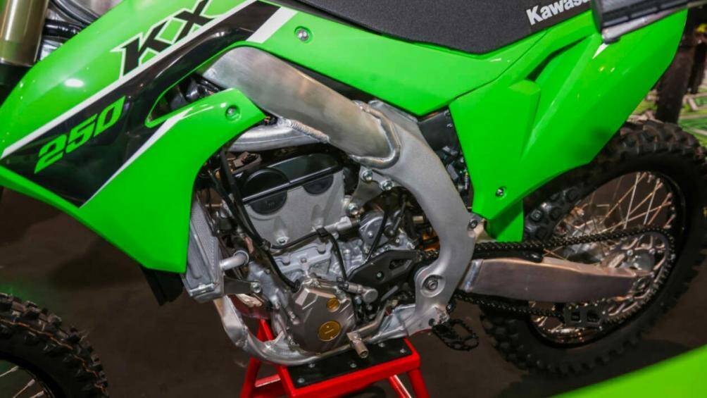 Sức mạnh cho cả hai mẫu KW đều đến từ động cơ xi-lanh đơn DOHC, dung tích 249cc