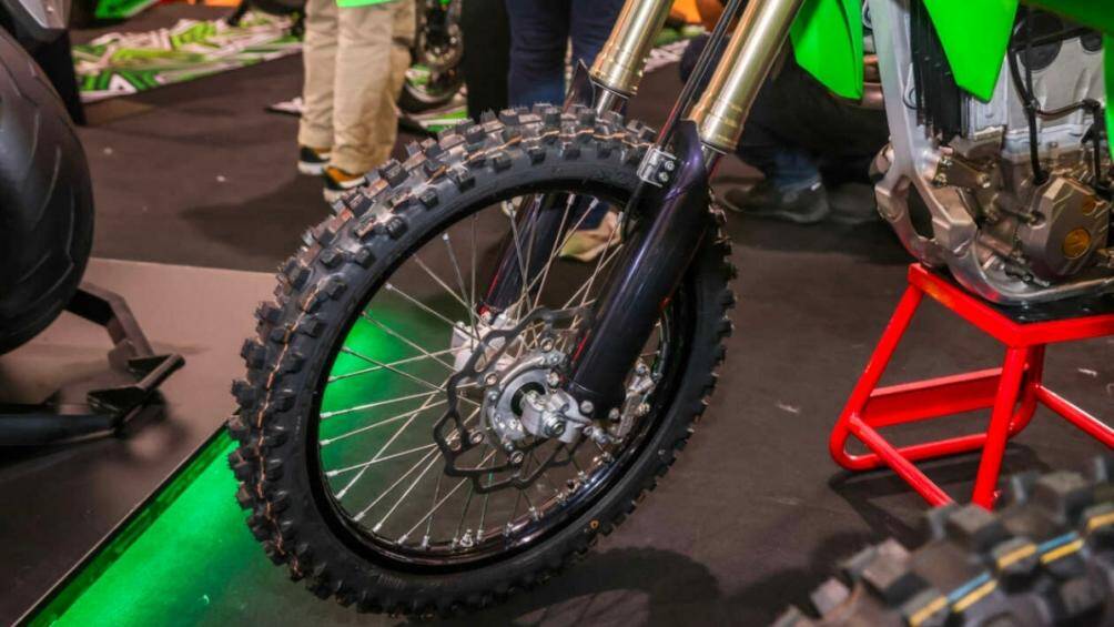 Phiên bản này còn được trang bị lốp Dunlop Geomax AT81, ốp gầm và chân chống cạnh mới