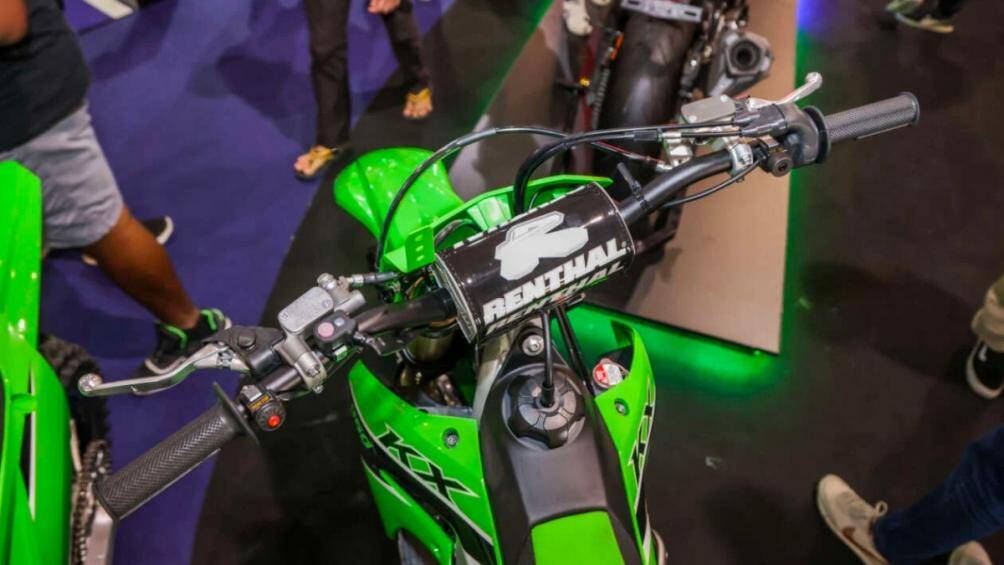 Được thiết kế cho mục đích thi đấu, KX250 được trang bị hệ thống khởi động điện, điều khiển khởi động và tay lái Renthal Fatbar có thể điều chỉnh vị trí lái