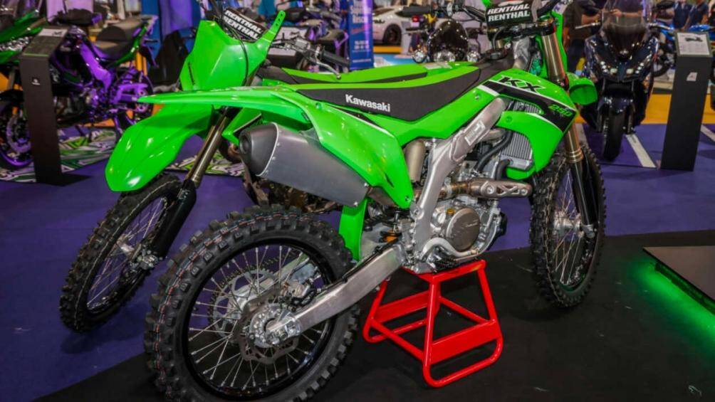 Do là mẫu xe dành riêng cho việc offroad nên KX250 và KX250X sẽ thiếu các bộ phận bắt buộc như đèn, gương và đèn báo rẽ...