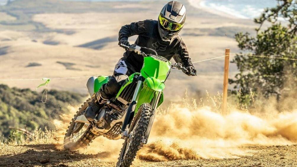 KX250 và KX250X được trang bị bánh xe 21 inch phía trước và 19 inch phía sau, đi kèm với lốp 80/100 và 110/90