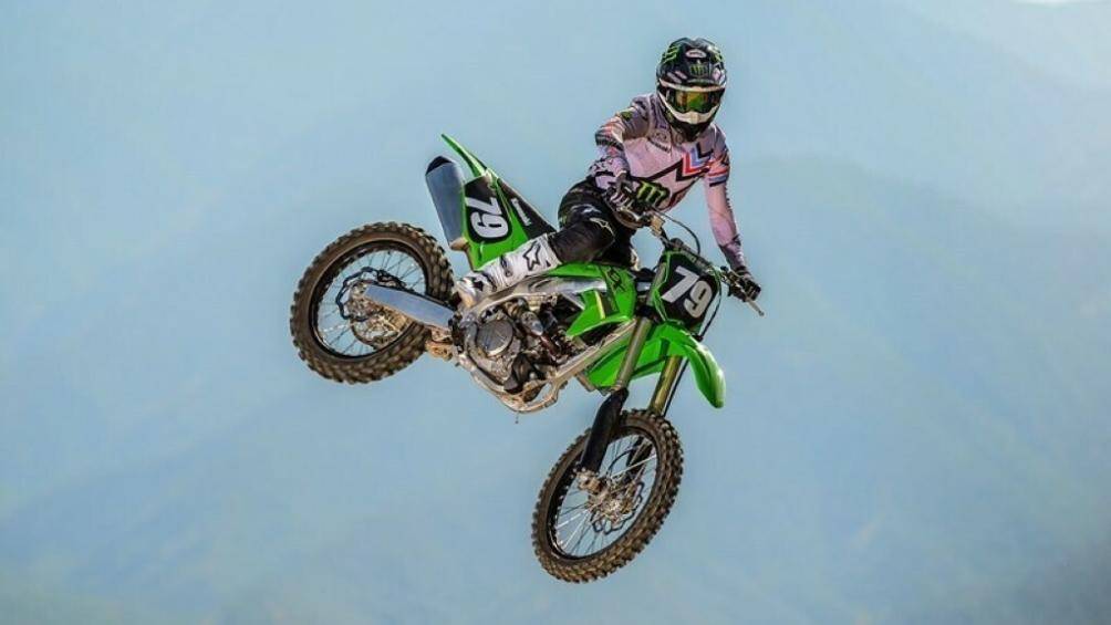 Hệ thống treo sử dụng phuộc hành trình ngược đường kính 48 mm với khả năng nén và giảm chấn có thể điều chỉnh với hành trình 314 mm