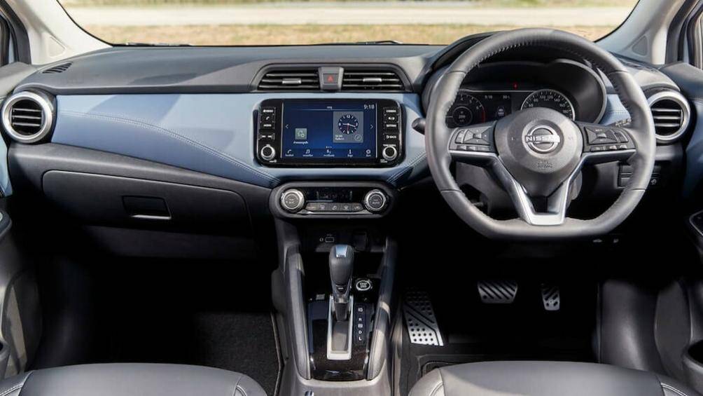 Nội thất của Nissan Almera 2023 cũng được cải tiến với một số điểm mới như chất liệu bọc mặt táp-lô