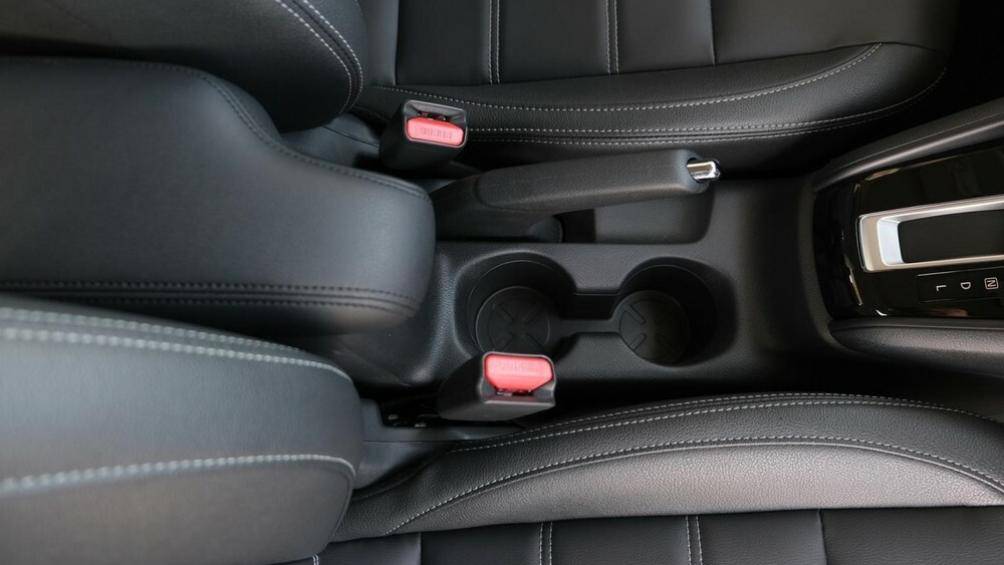 Sạc điện thoại không dây và hệ thống kiểm soát hành trình Cruise Control mới, kèm với đó là khoá điều khiển từ xa