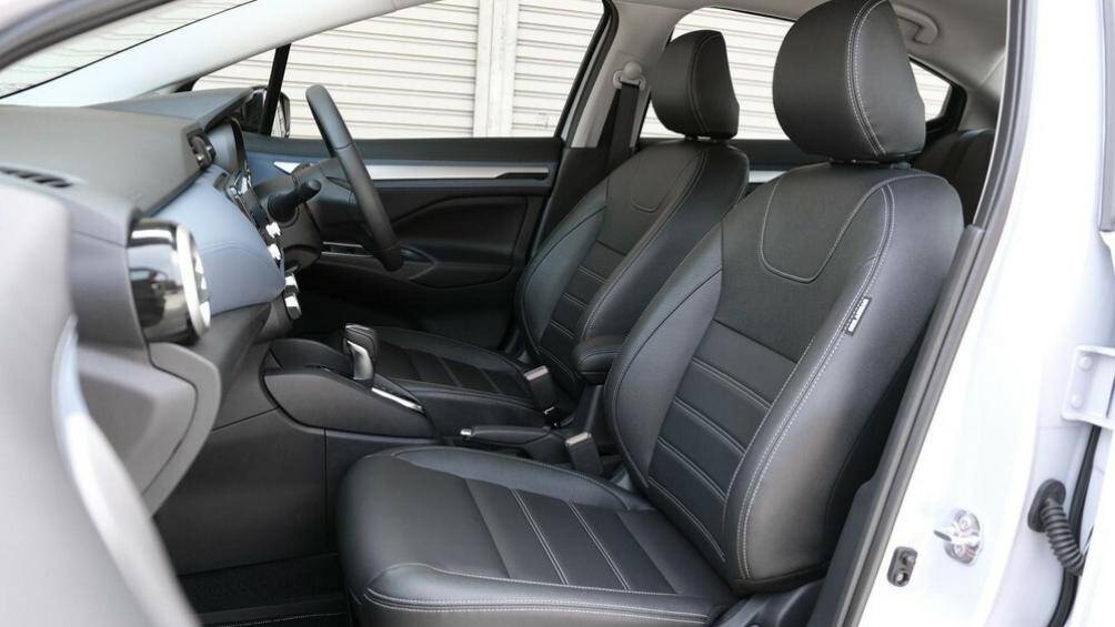 Trang bị an toàn tiêu chuẩn trên xe gồm 6 túi khí, hệ thống chống bó cứng phanh ABS, phân phối lực phanh điện tử...