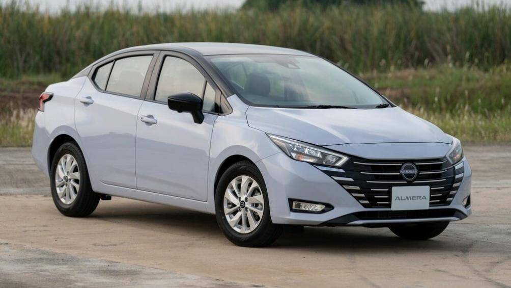 Ở phiên bản mới, đầu xe có thêm lưới tản nhiệt không viền, đi kèm những nan mạ crôm nằm ngang, vây quanh logo thiết kế dạng 2D mới