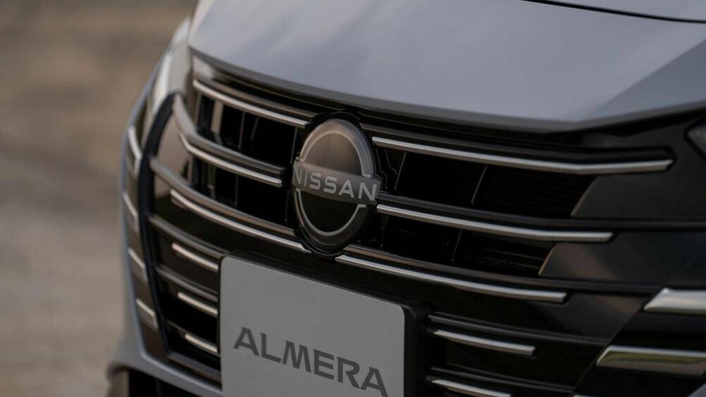 Khu vực xung quanh lưới tản nhiệt cũng có thêm những nẹp mạ crôm nằm ngang để trang trí khiến phần đầu xe như rộng và bề thế hơn