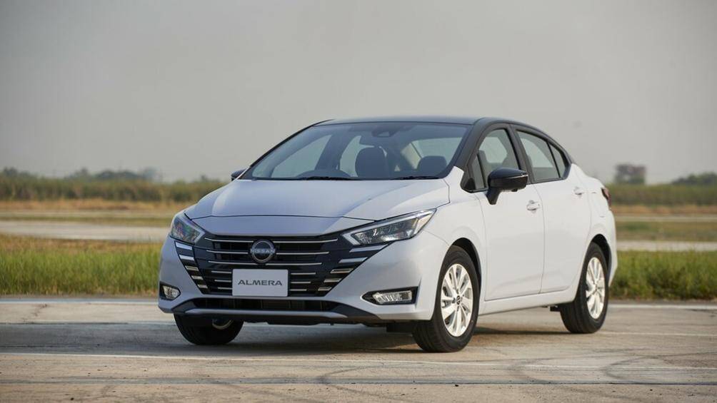 Nissan Almera 2023 còn được trang bị cản trước mới, tích hợp hốc gió trung tâm dài và hẹp